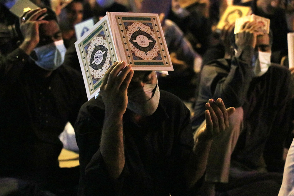 مراسم احیای شب نوزدهم ماه مبارک رمضان در رودان به روایت تصویر
